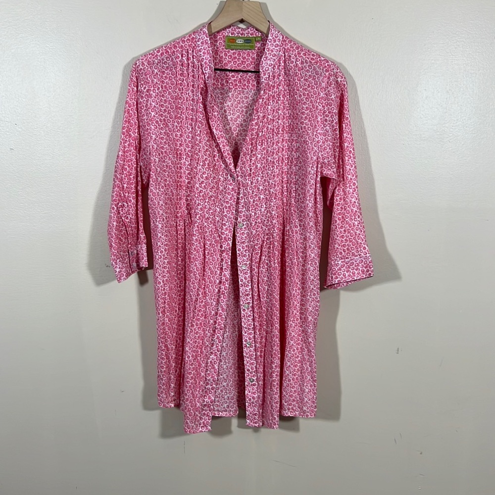 Women’s rock flower paper pink and white printed button tunic top, size L/XL